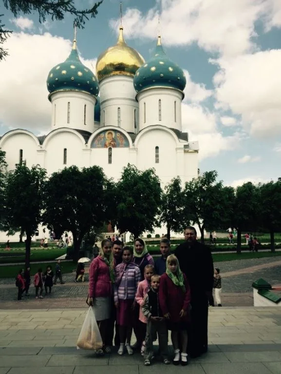 Паломники на фоне Успенского собора Троице-Сергиевой Лавры