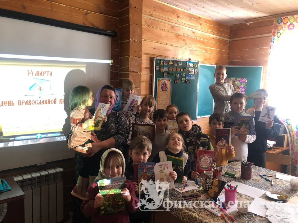 Дети и педагог в классе воскресной школы за столом с книгами