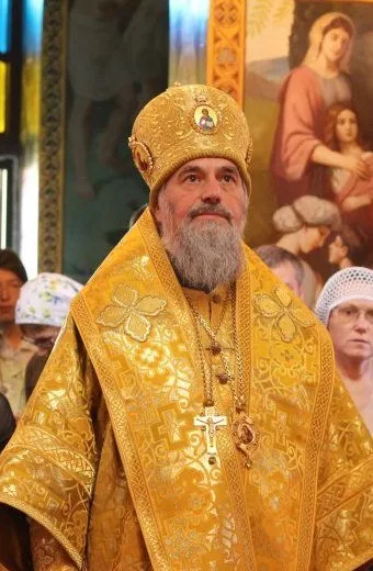 Портретный кадр архиерея в золотом облачении и митре