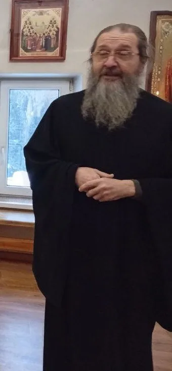 Портретный кадр священника в чёрном подряснике